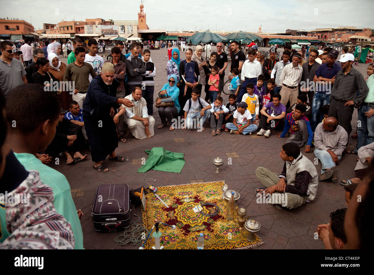 Narratore arabo e la folla, piazza Djemma El Fna a Marrakech Marocco Africa Foto Stock