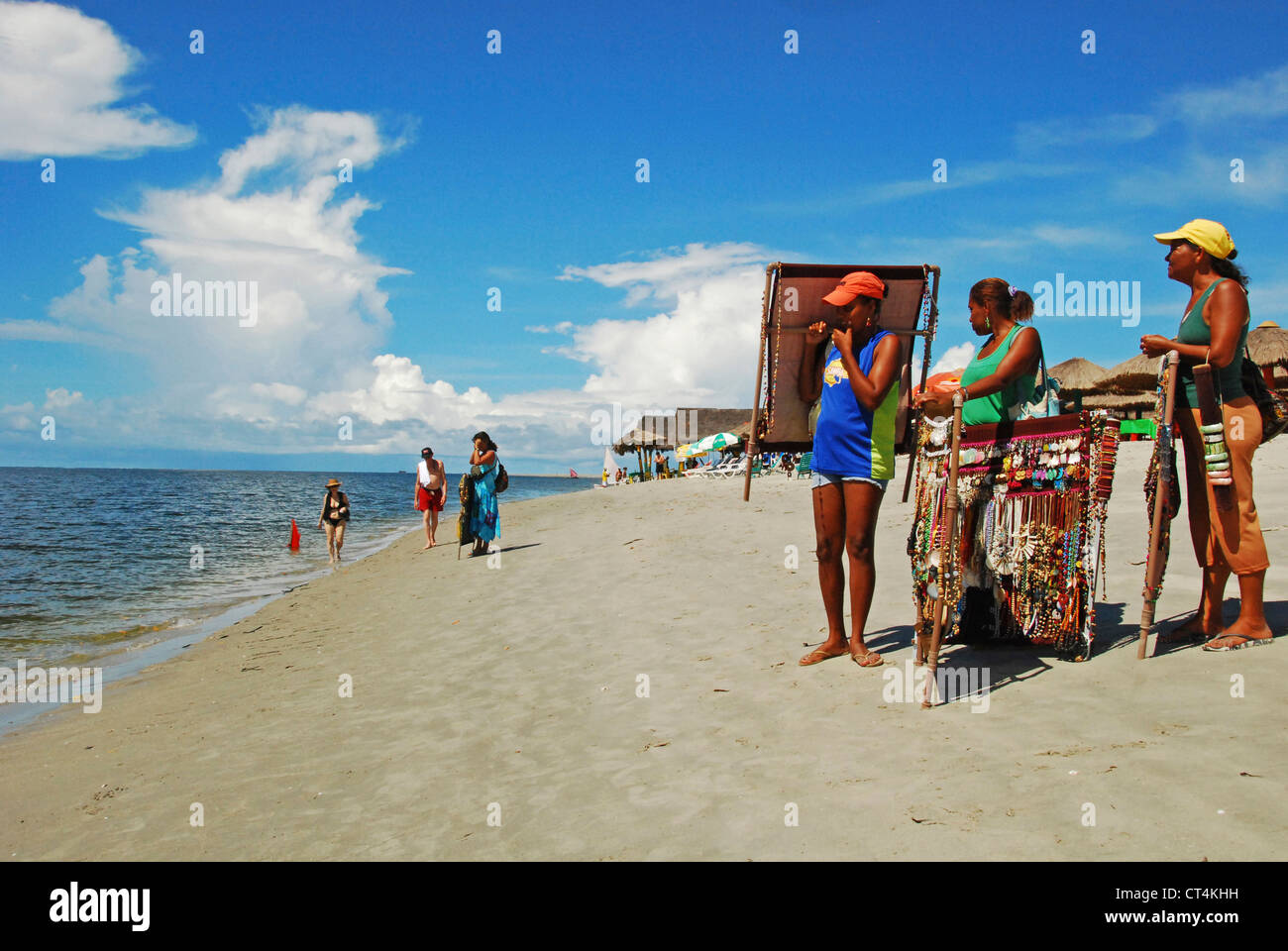 Il Brasile, Pernambuco, Ilha de Itamaraca, Corrao de Aviao le persone che vendono artigianato sulla spiaggia Foto Stock