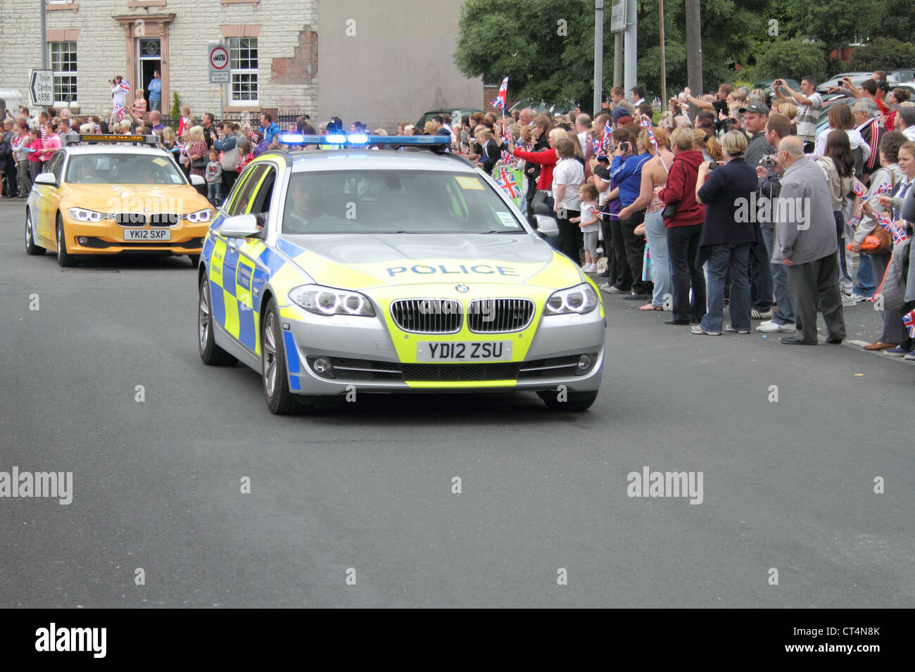 Auto della Polizia UK escort relè torcia a Castleford Foto Stock