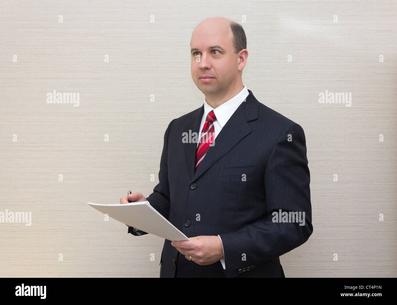 Business man in possesso di un documento. Foto Stock