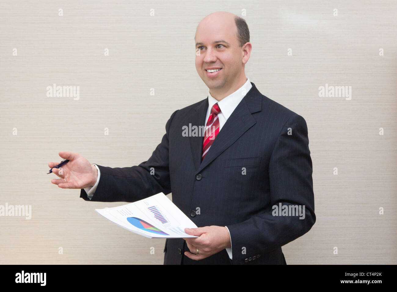 Sorridente uomo d affari con il documento. Foto Stock