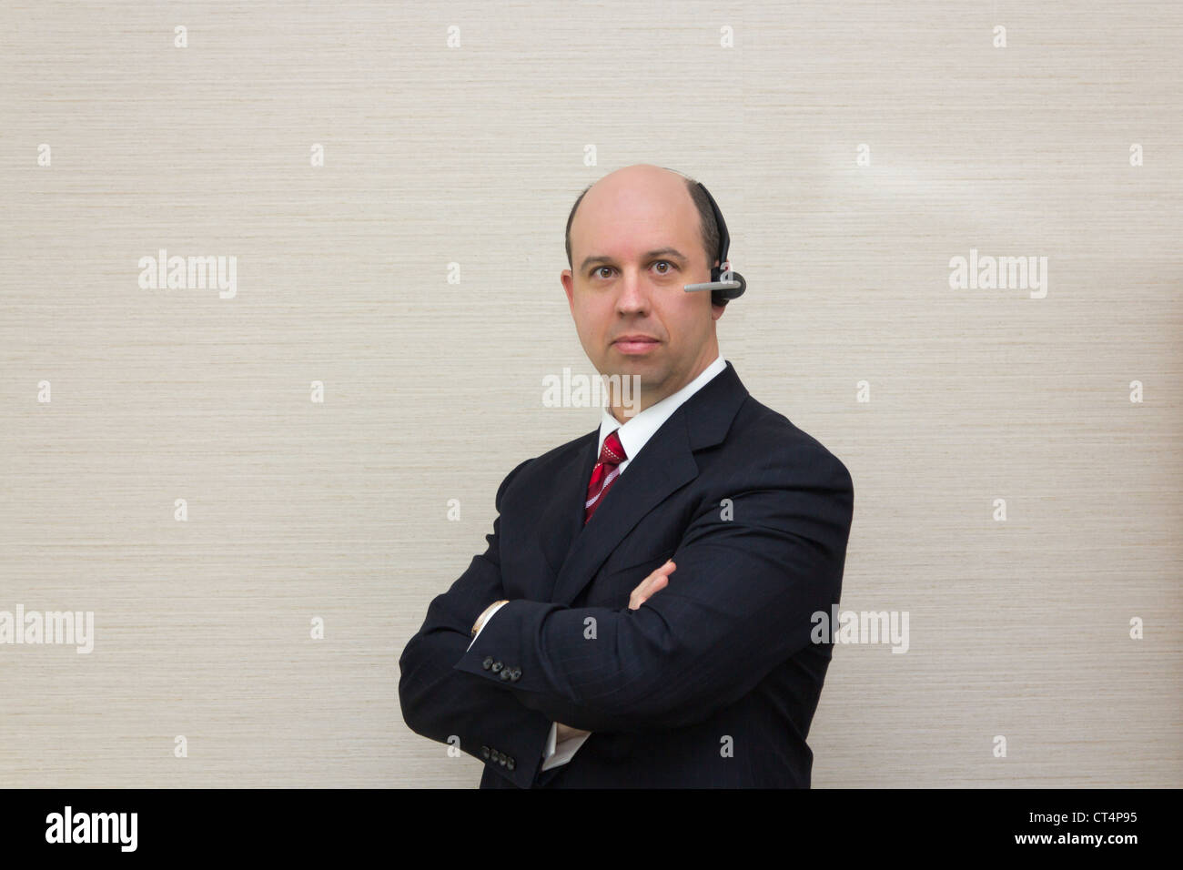 Uomo d'affari con un telefono vivavoce auricolare. Foto Stock