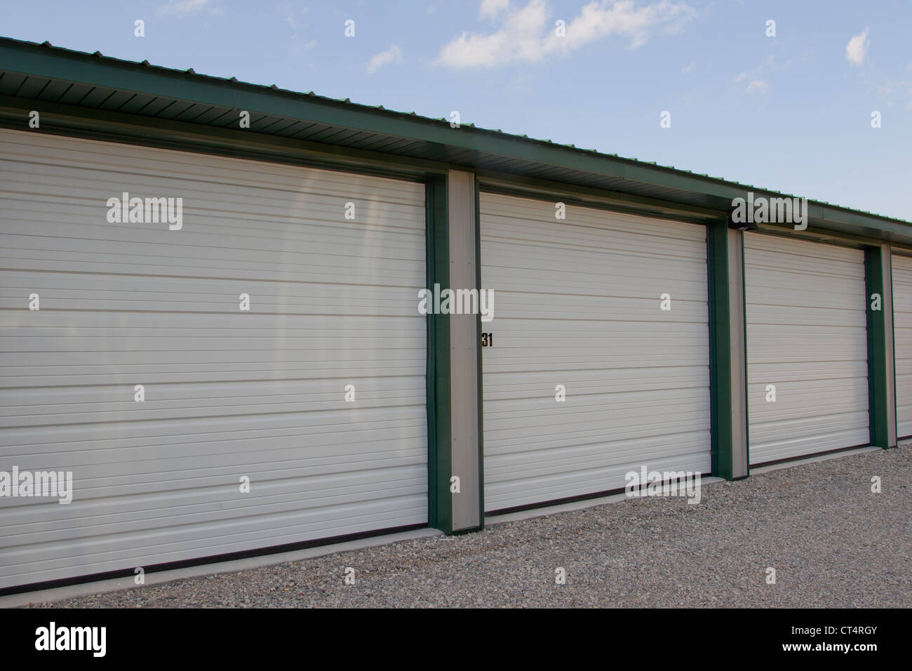 Un'immagine ravvicinata di un mini storage o unità di magazzino che vengono affittati entro il mese. Foto Stock