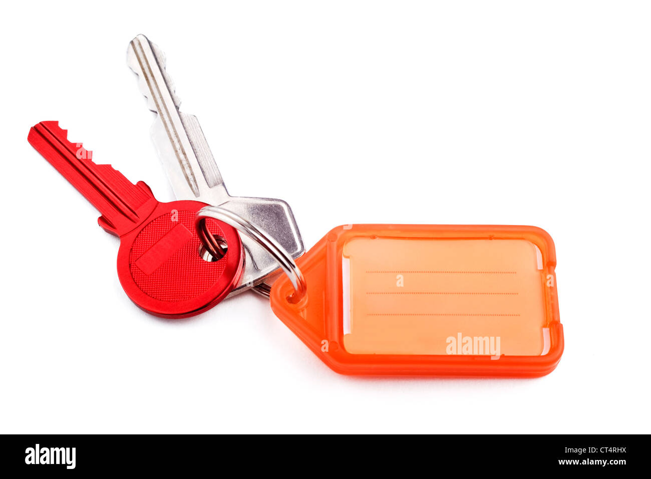 Rosso la chiave della porta e argento chiave auto sul portachiavi con etichetta arancione per la scrittura sul bianco con soft shadow. Foto Stock