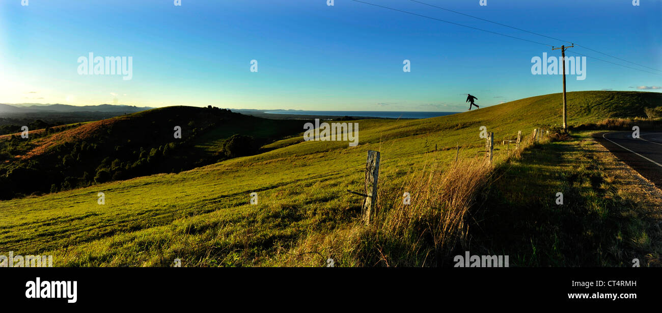 Uomo che corre giù per la collina Foto Stock