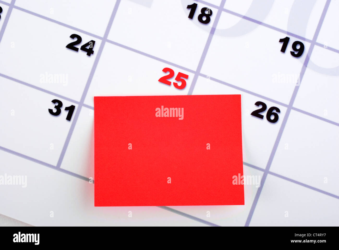 Il calendario mostra le vacanze di Natale con un rosso appiccicoso nota allegata. Foto Stock