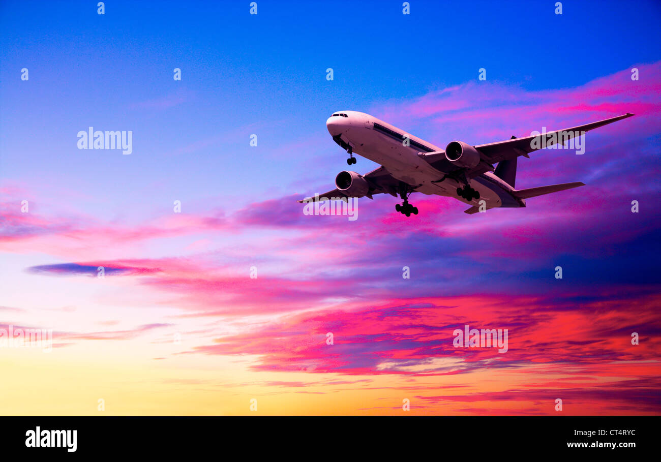 Jet aereo circa a terra dal Cielo di tramonto. Foto Stock