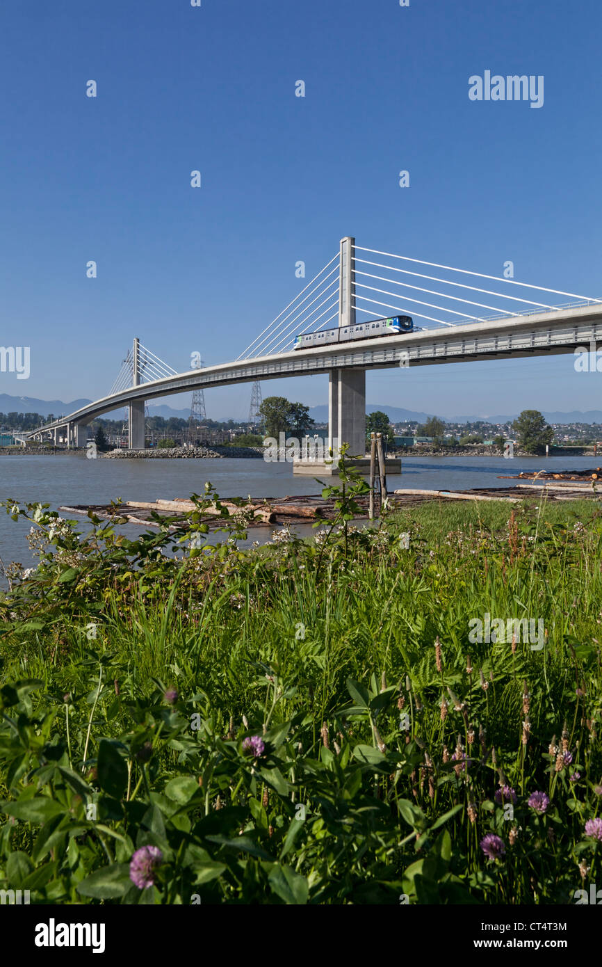 Braccio del nord Canada Line skytrain ponte sopra il fiume Fraser tra Richmond e Vancouver. Foto Stock