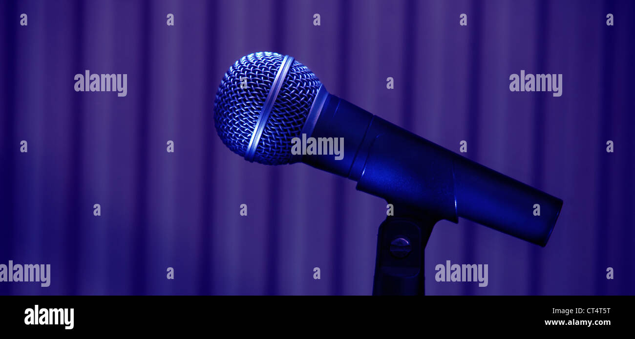 Stage Microphone dettagli su sfondo viola. Foto Stock