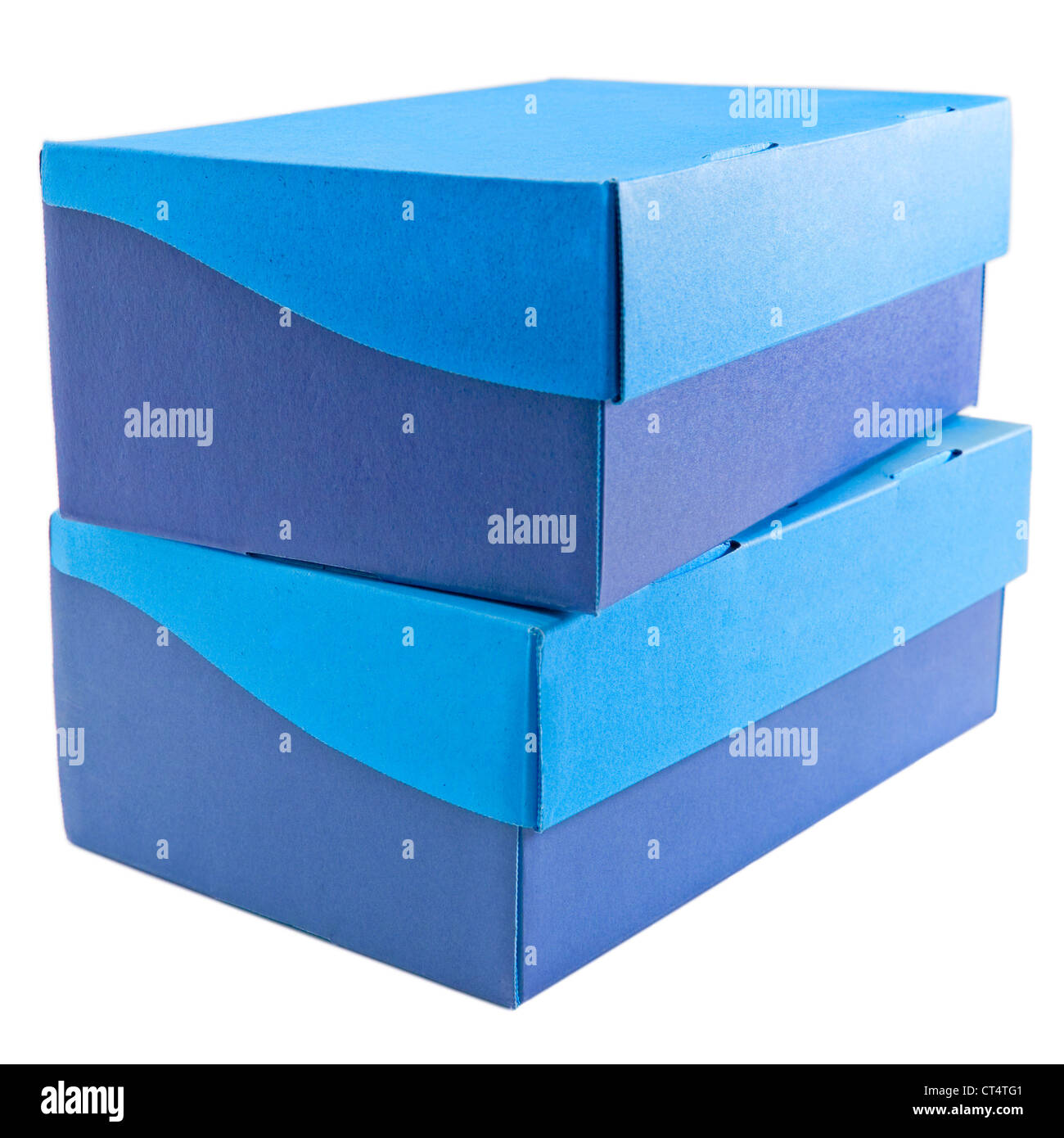 Due scatole di scarpe, impilate una sull'altra. Isolato su bianco, percorso di clipping fornito. Foto Stock