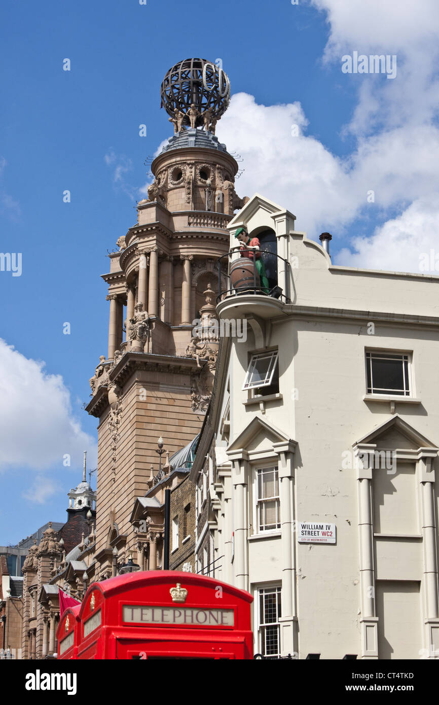 Torre sulla sommità del tetto del Coliseum Theatre e la parte superiore del tetto del palazzo all'angolo di Guglielmo IV Street, London, England, Regno Unito Foto Stock