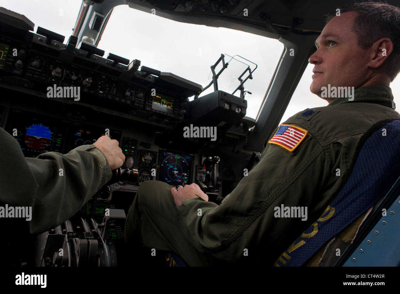 I piloti della US Air Force nel pozzetto di una C-17 a getto di trasporto al salone di Farnborough, Regno Unito. Foto Stock