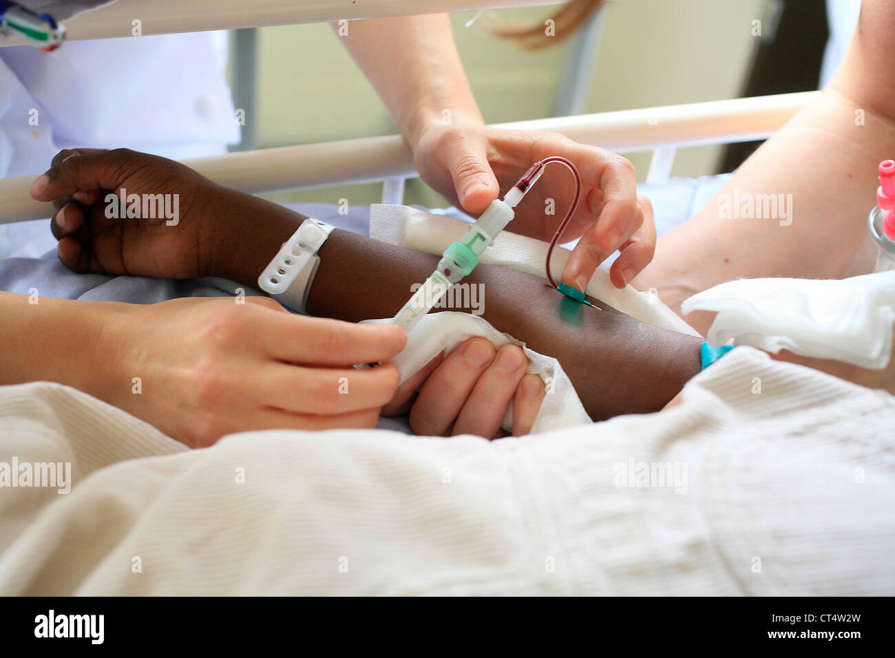 Campione di sangue in un bambino Foto Stock