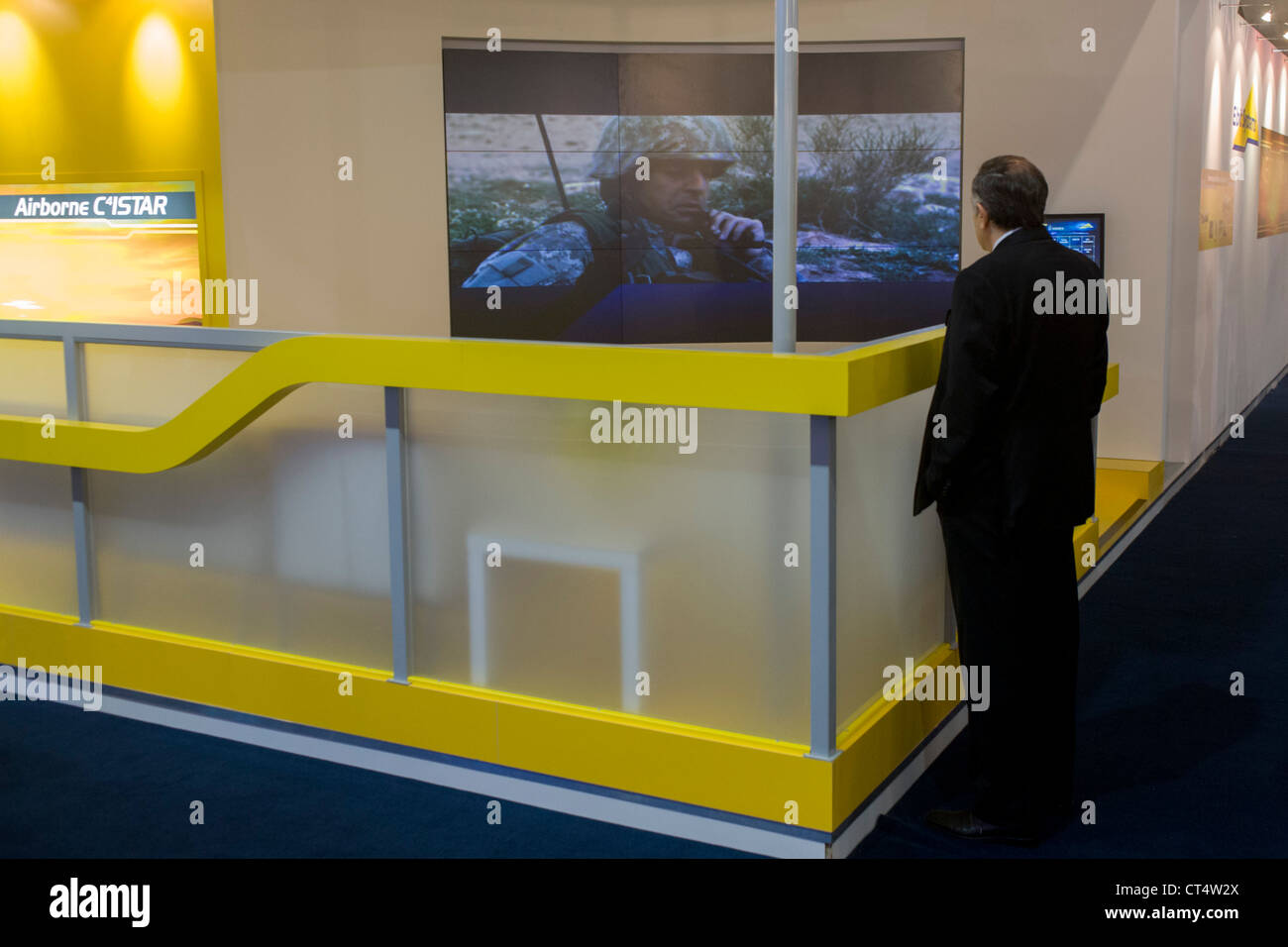 I delegati guardare film PR presso la società di elettronica Elbit Systems UK stand commerciali durante il salone di Farnborough. Foto Stock