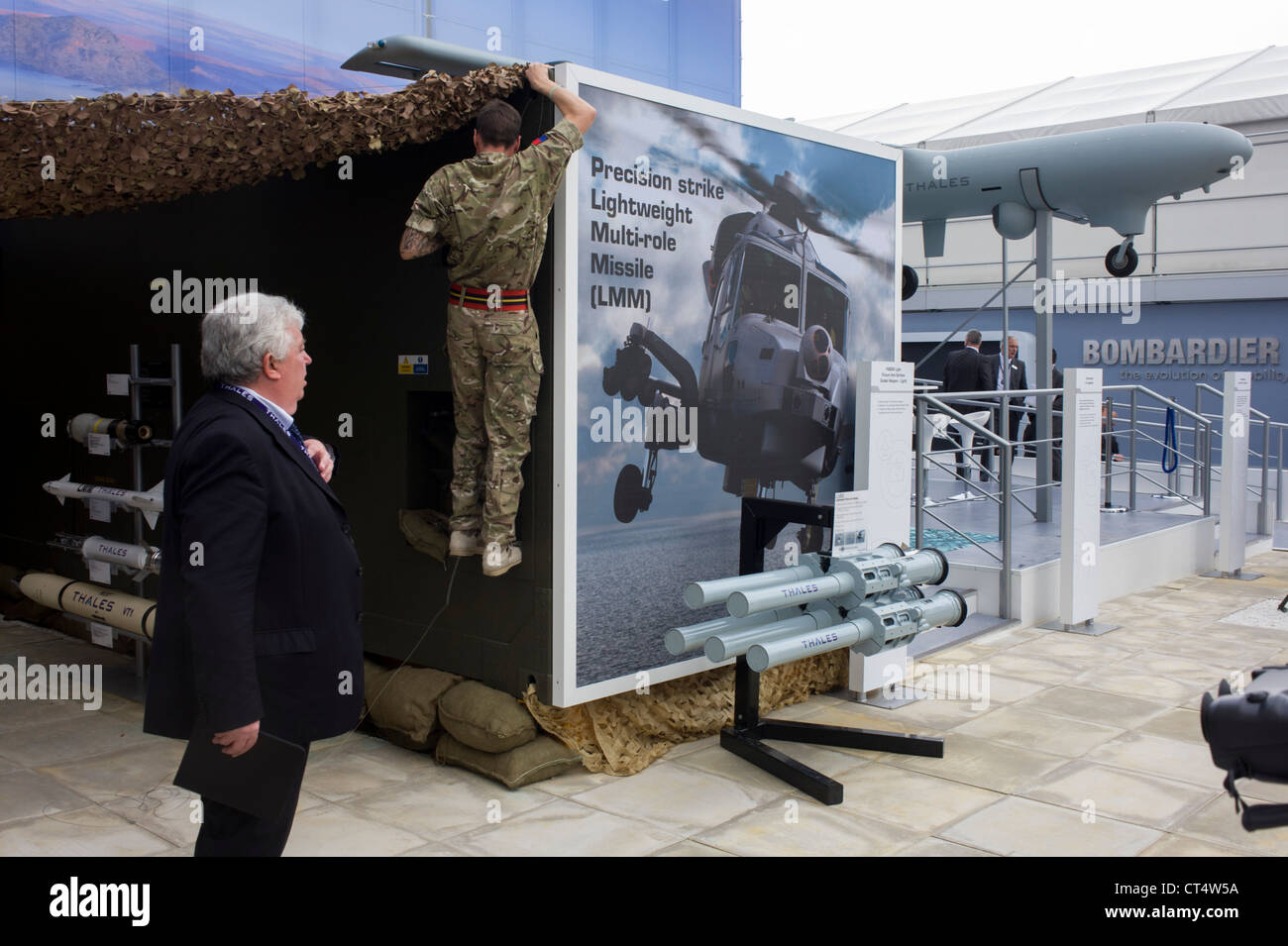 Preparazione presenta presso la difesa, la sicurezza e la società aerospaziali Thales' stand al salone di Farnborough Foto Stock