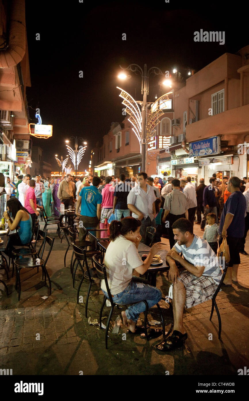 La strada affollata di scena a notte a Marrakech, Marocco, Africa Foto Stock