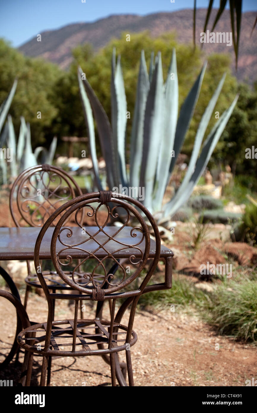 Tradizionale ferro battuto mobili da giardino con tavolo e sedie in Marocco  Foto stock - Alamy