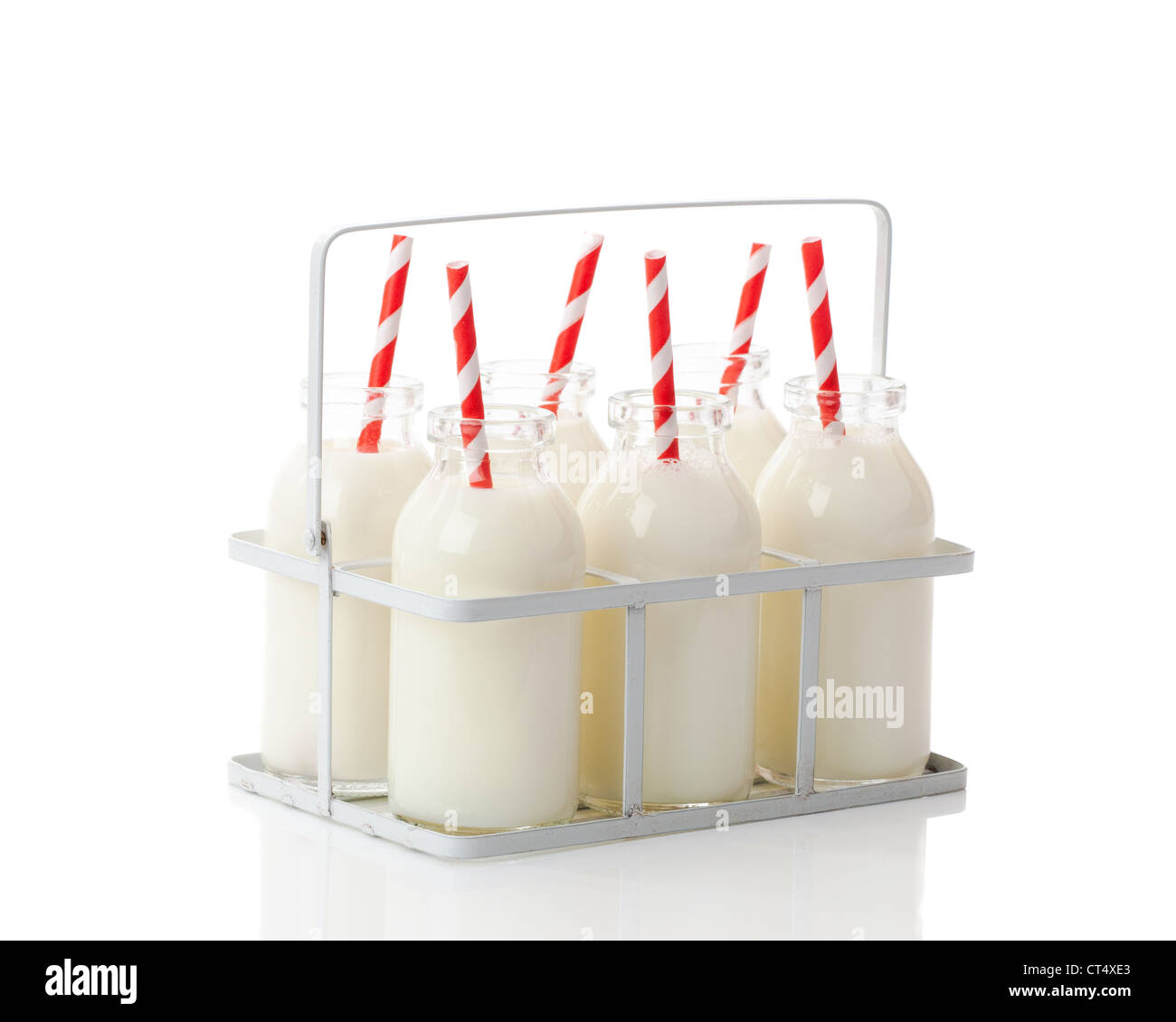 Sei bottiglie di latte con acqua potabile cannucce in cassa su sfondo bianco Foto Stock