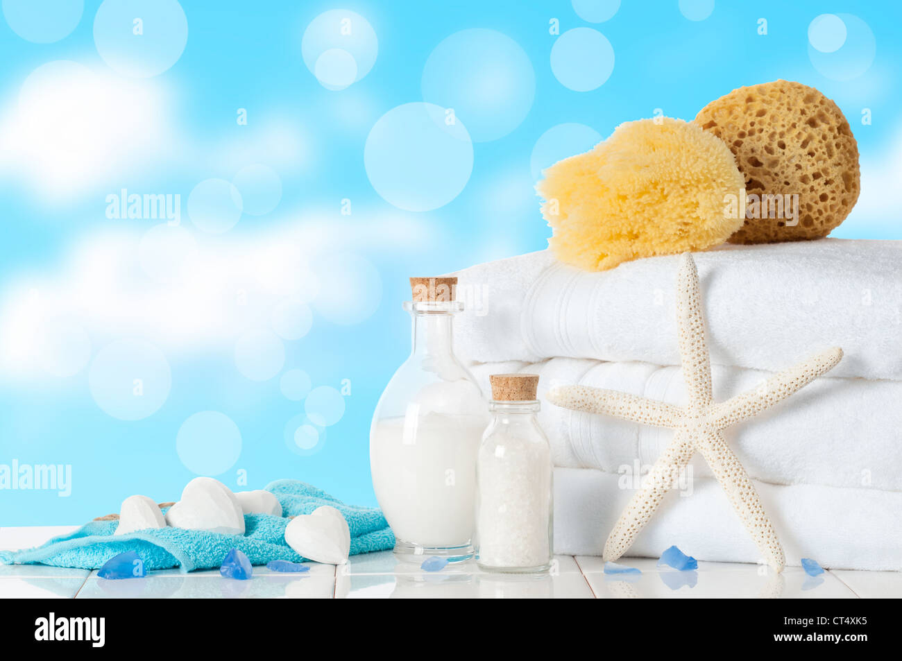 Gli asciugamani del bagno con spugne e bagno di bolle Foto Stock