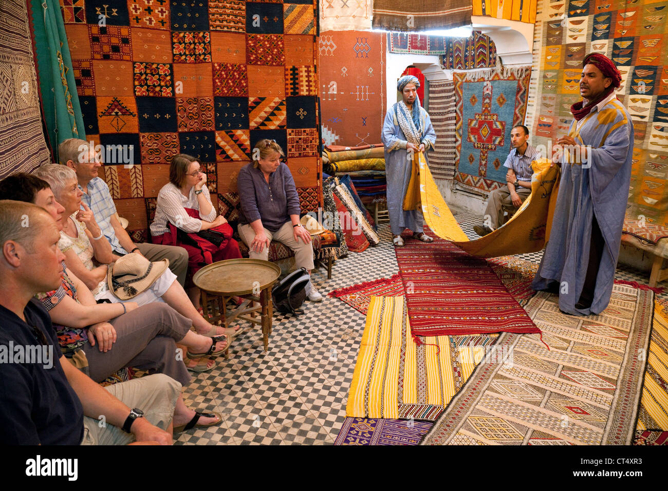 I turisti lo shopping per i tappeti in un tappeto berbero store, il souk,  taroudant Marocco, Africa Foto stock - Alamy
