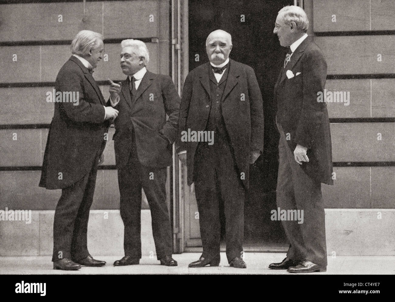 "Quattro grandi" a Versailles trattato di pace, 1919. Da sinistra, Lloyd George, Emanuele Orlando, Georges Clemenceau e Wilson Foto Stock