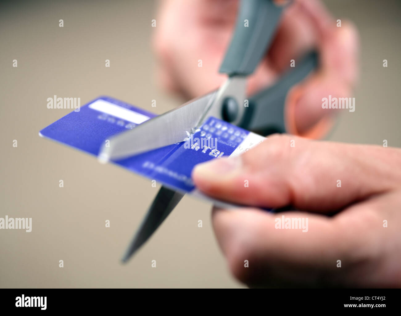 Il taglio di una carta di credito Foto Stock