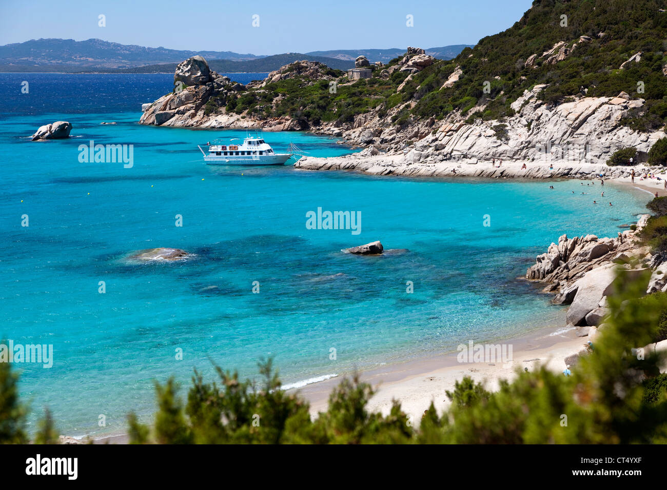 Barche Gente Spiaggia E Mare A Cala Corsara Sull isola Di Spargi barche-gente-spiaggia-e-mare-a-cala-corsara-sull-isola-di-spargi