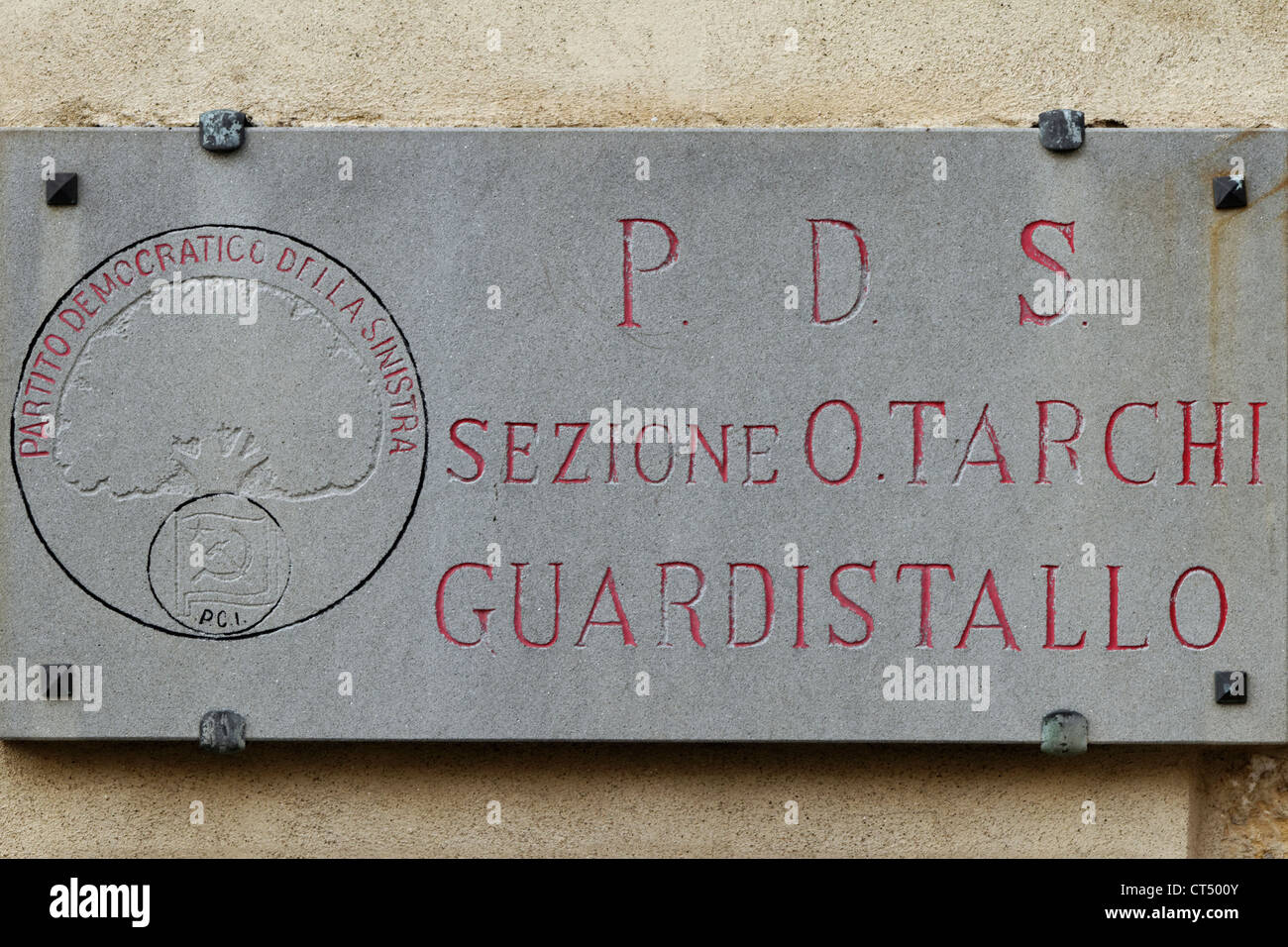Il vecchio segno dell'ex partito comunista italiano PDS, Partito democratico della sinistra, Guardistallo Toscana Italia Foto Stock