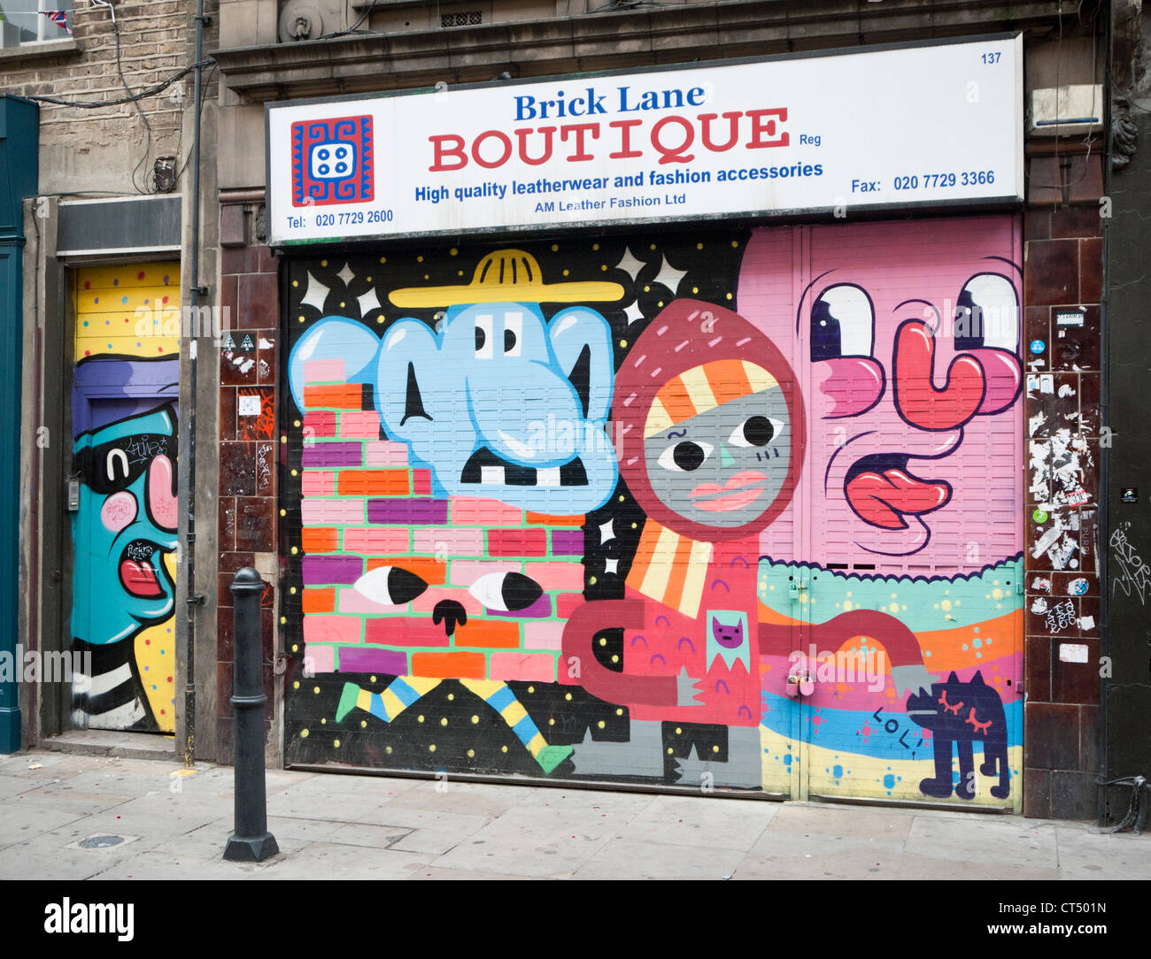 Arte di strada su un negozio otturatore in Brick Lane, Londra Foto Stock