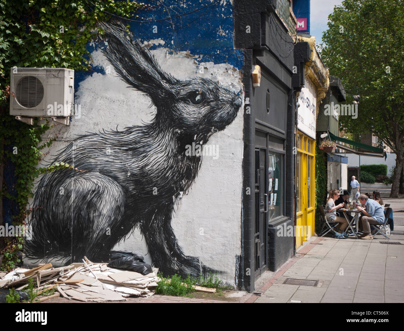 Arte di strada su Hackney Road nella zona est di Londra, Inghilterra. Foto Stock