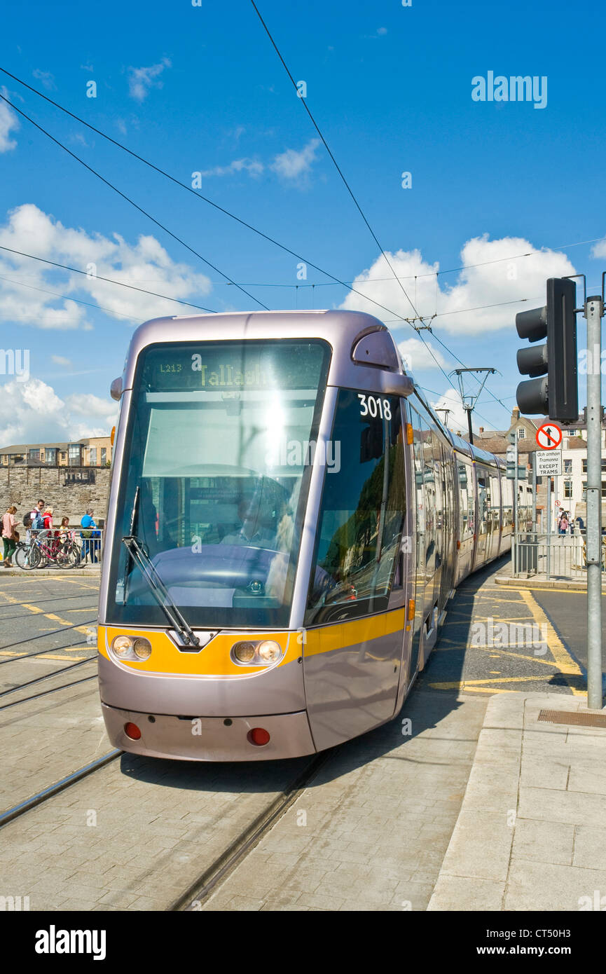 Luas - la Metropolitana Leggera di Dublino si fermava proprio davanti alla stazione di Heuston a connettersi con la rete ferroviaria. Foto Stock