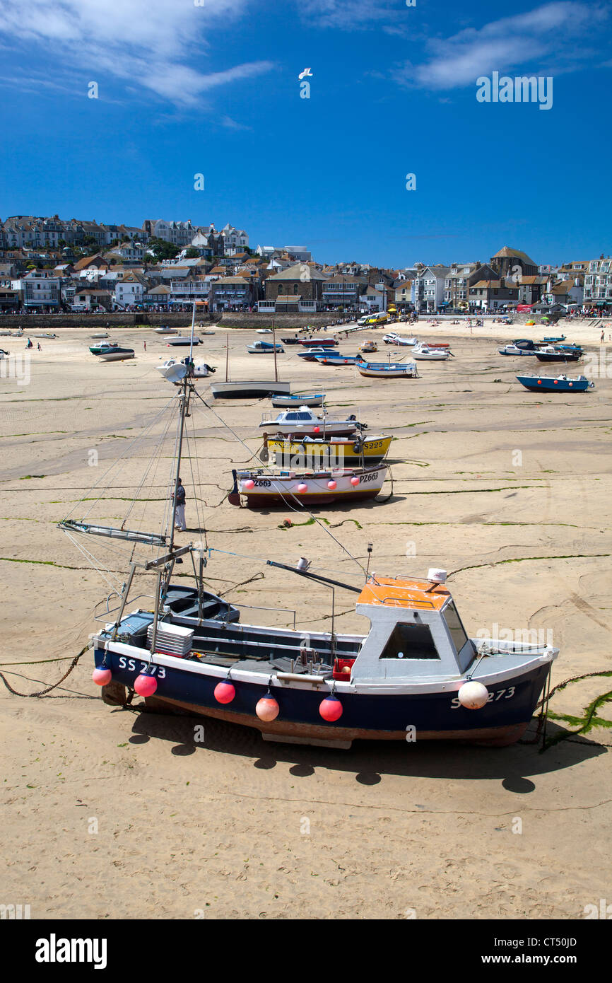 Barche da pesca nel porto di St Ives Foto Stock