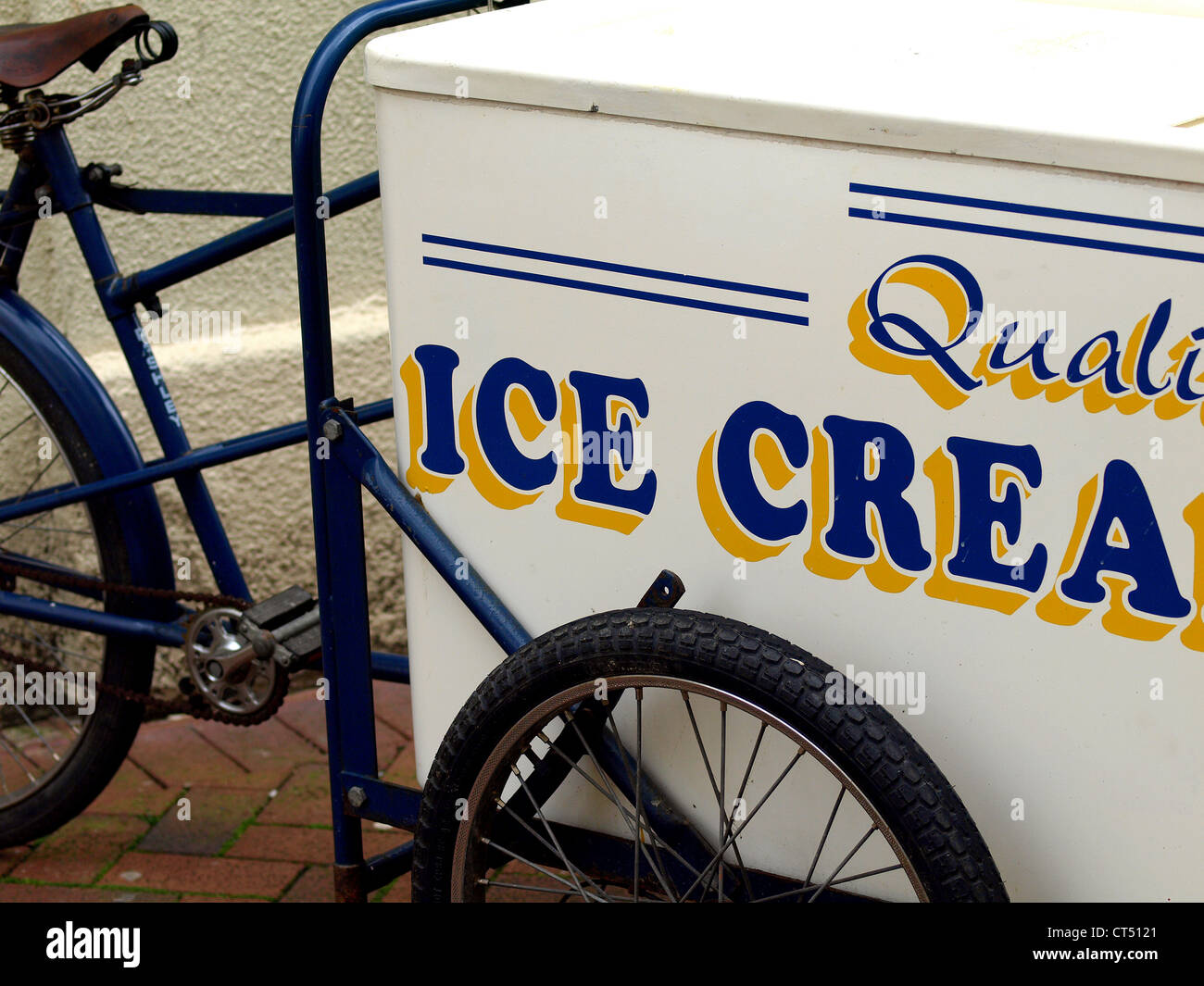 Un gelato di triciclo parcheggiato al di fuori di una gelateria a Teignmouth,South Devon, Inghilterra, Regno Unito. Foto Stock