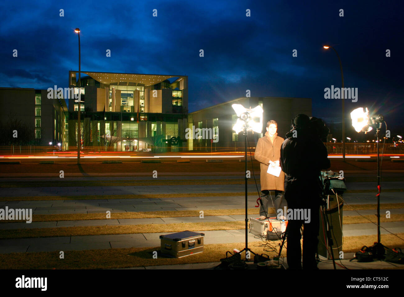 Berlin giornalista TV riportati prima di cancelleria Foto Stock