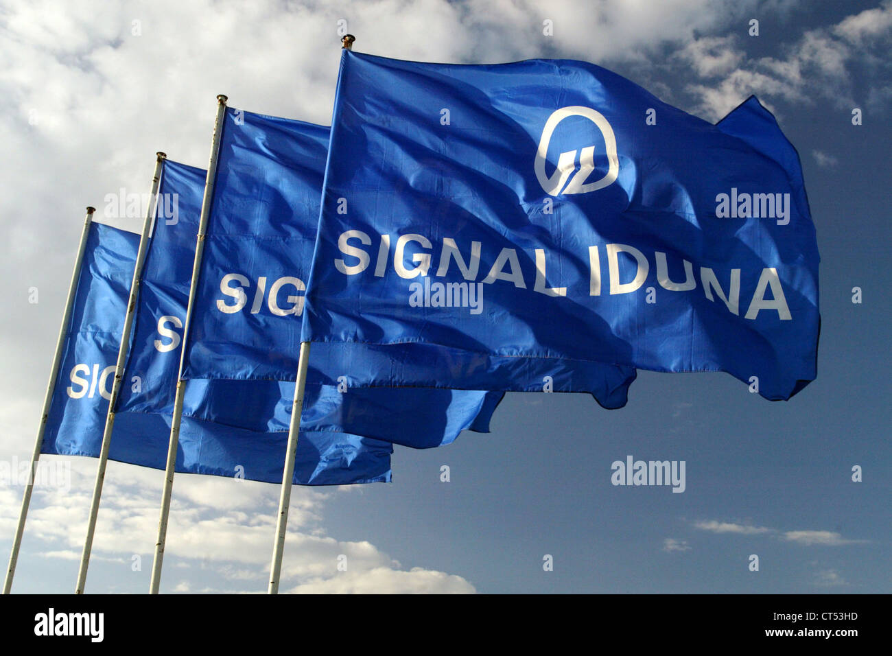 Bandiere del Signal Iduna nel vento Foto Stock