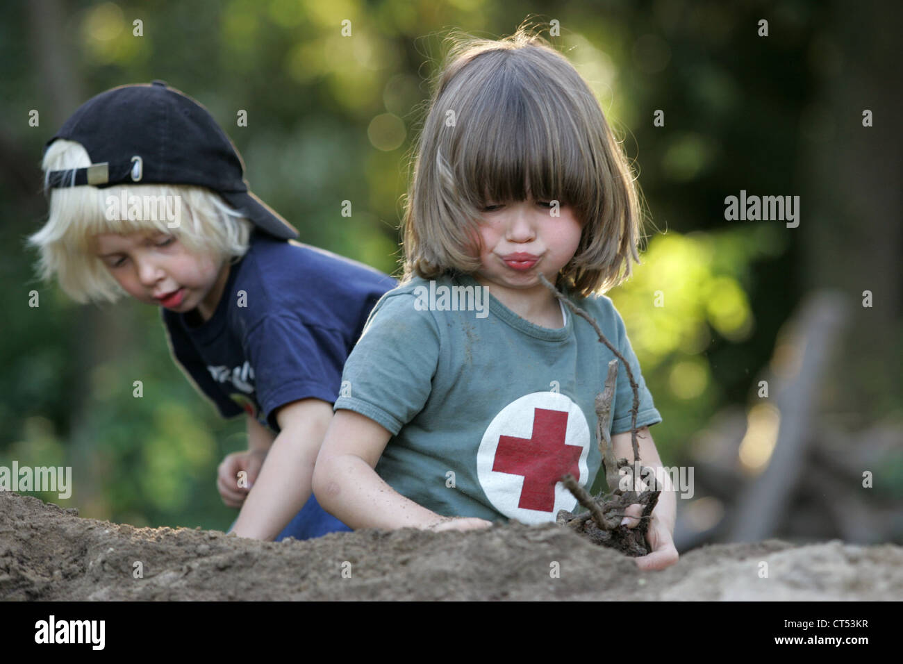 Due ragazzi giocano su una pila di sabbia Foto Stock