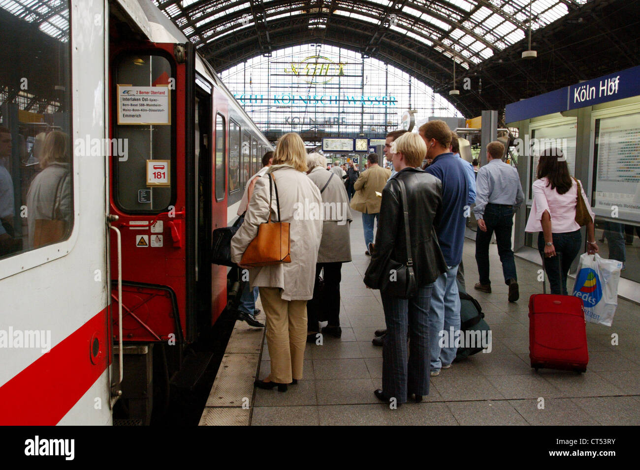Koeln, passeggeri quando l'imbarco presso la stazione ferroviaria Foto Stock