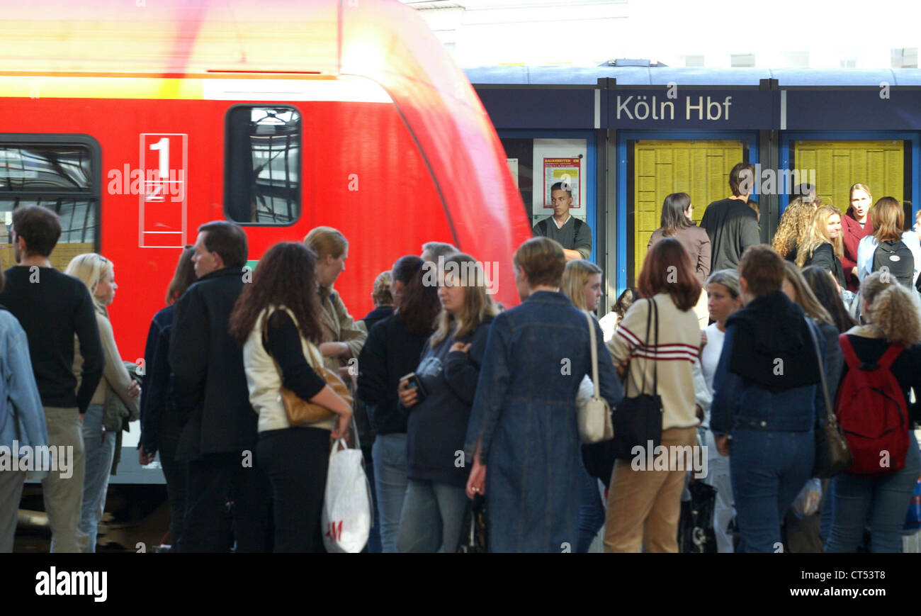 Koeln, i passeggeri in attesa per la stazione ferroviaria Foto Stock