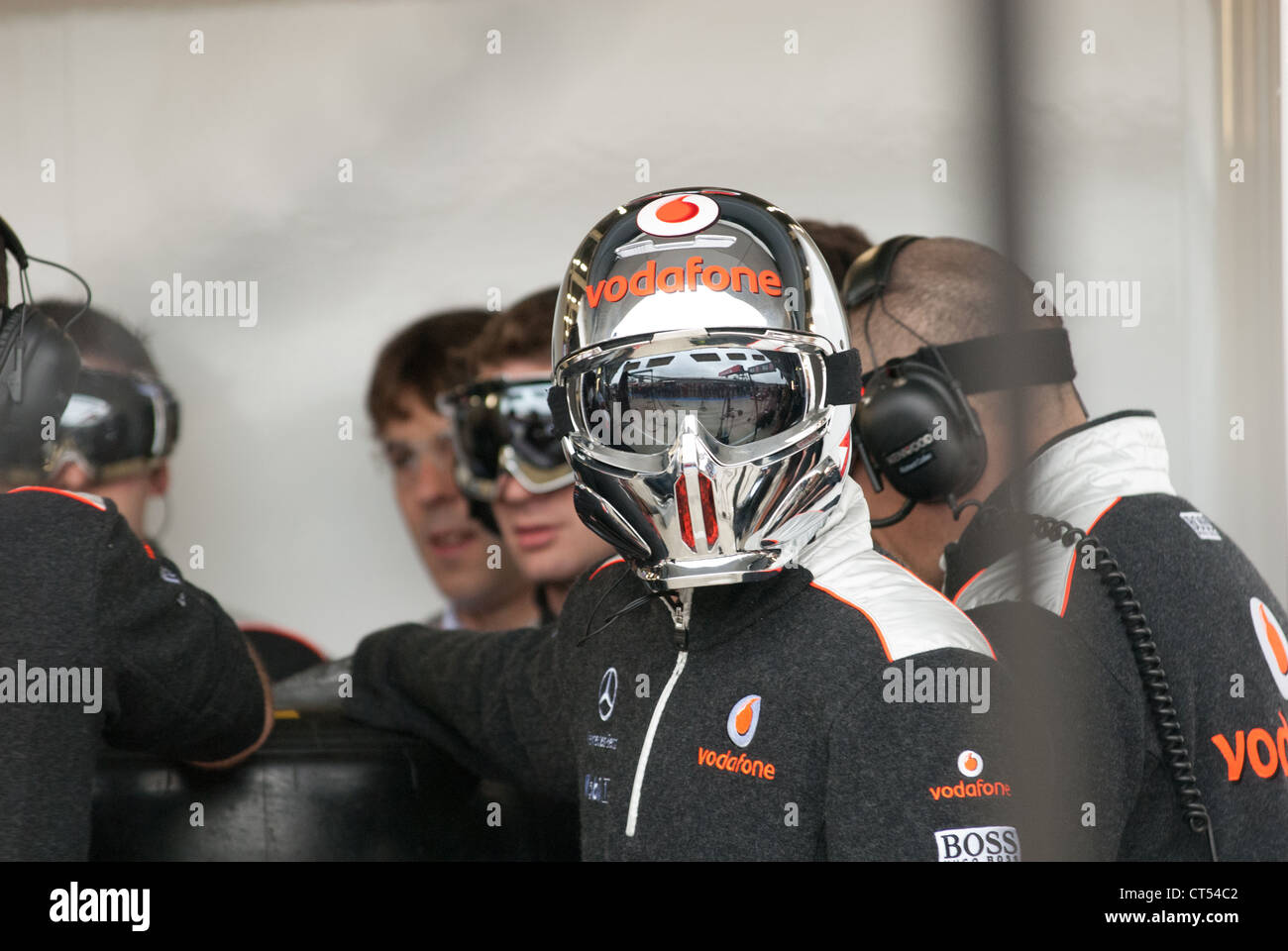 La McLaren F1 team meccanico. British Formula 1 Grand Prix, Silverstone, 2012 Foto Stock
