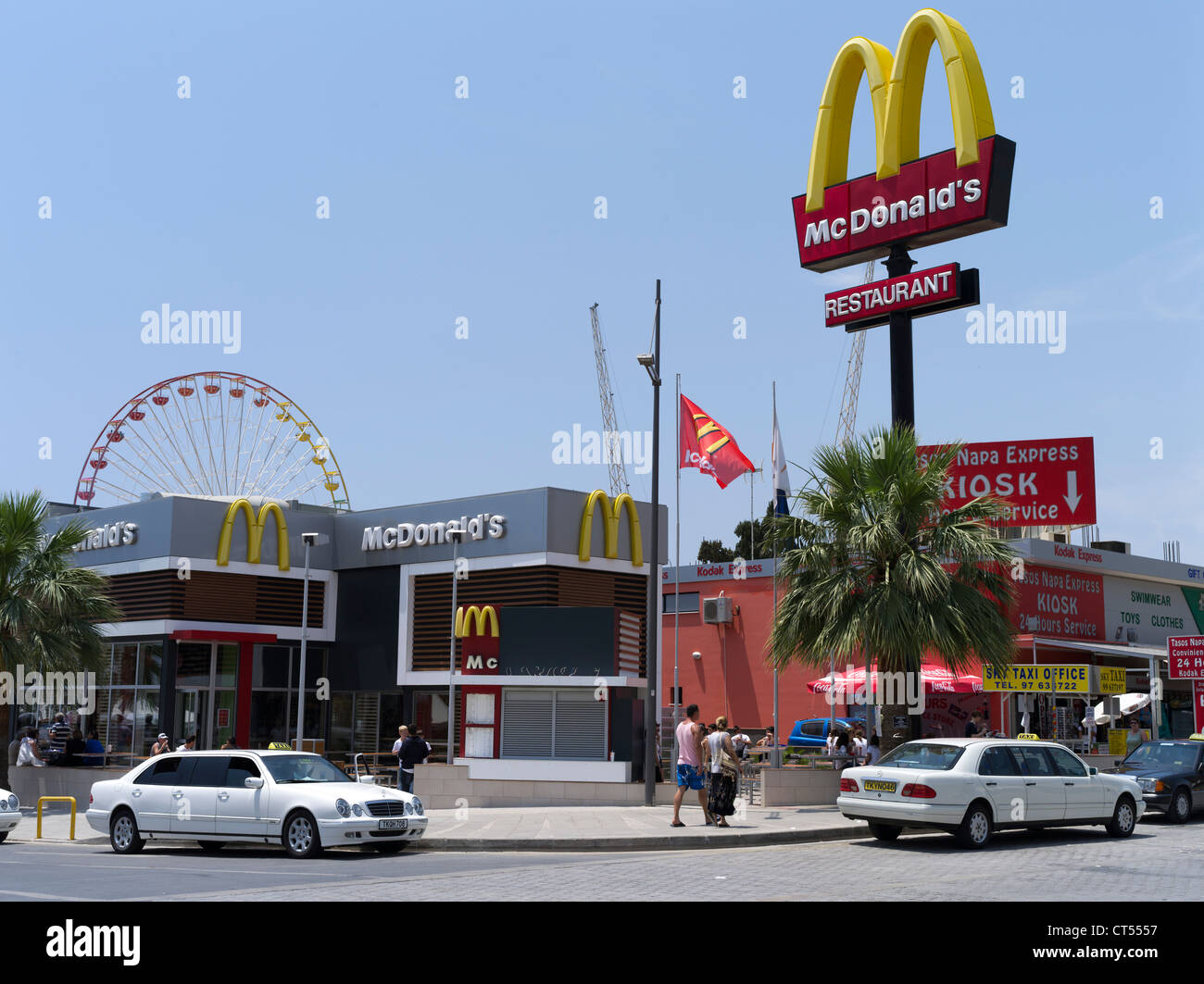 dh AYIA NAPA CYPRUS McDonalds Ristorante e bianco stretch limousine taxi grecia taxi Foto Stock