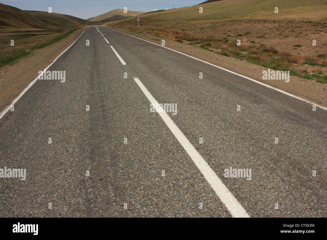 Lastricato stradale internazionale tra la Russia e la Mongolia Foto Stock