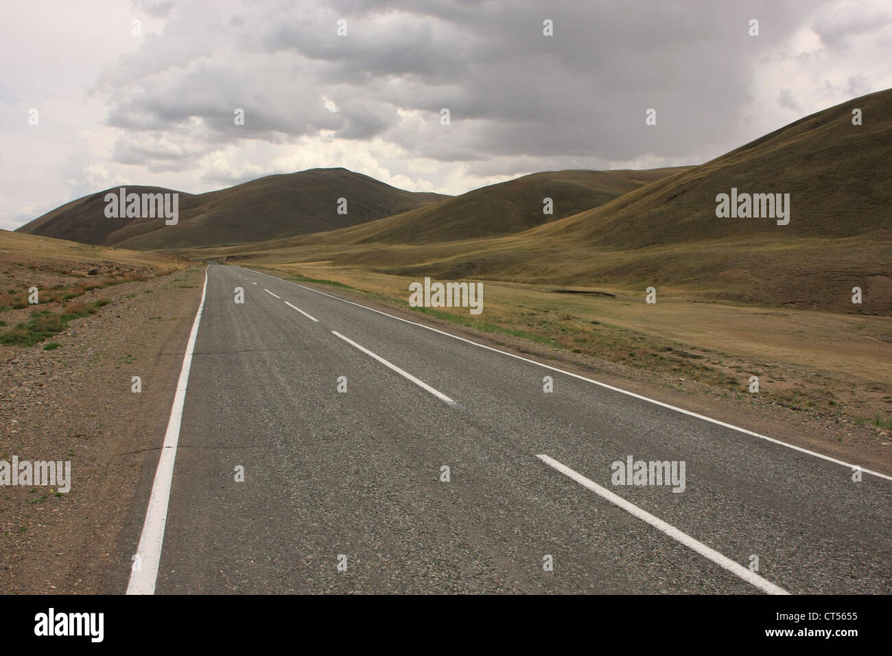 Lastricato stradale internazionale tra la Russia e la Mongolia Foto Stock