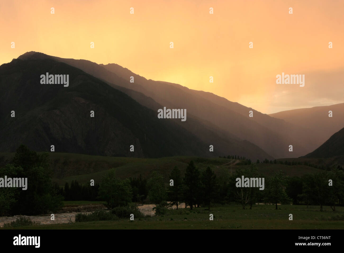 La gamma della montagna al tramonto, Altai, Siberia, Russia Foto Stock