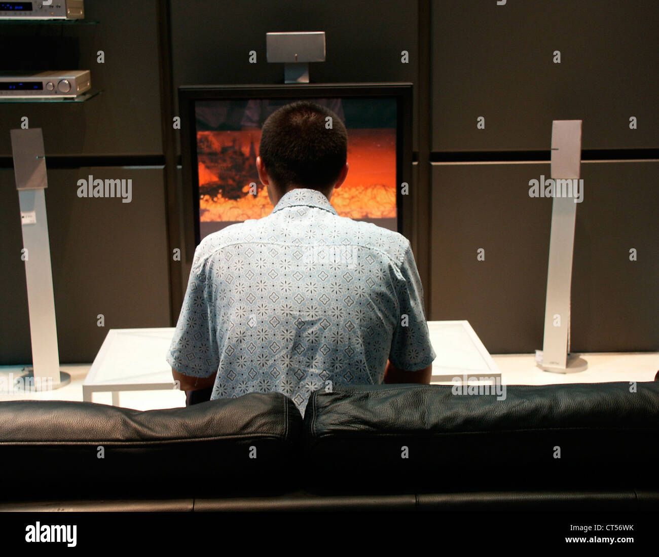 Berlino, un visitatore di una mostra di orologi TV Foto Stock