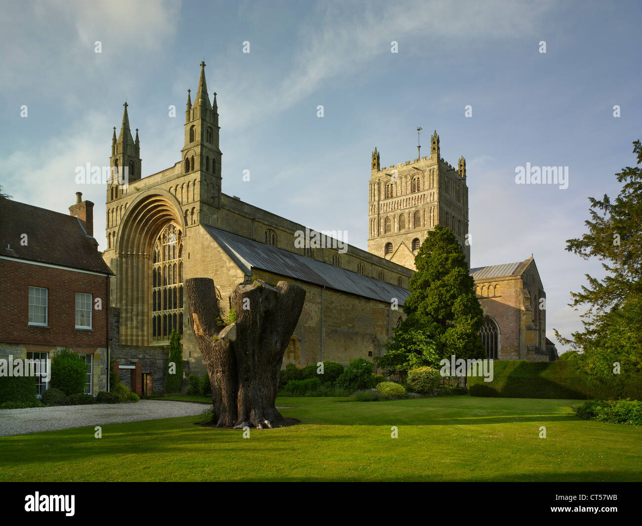 Tewkesbury Abbey da sudovest, architettura normanna Foto Stock