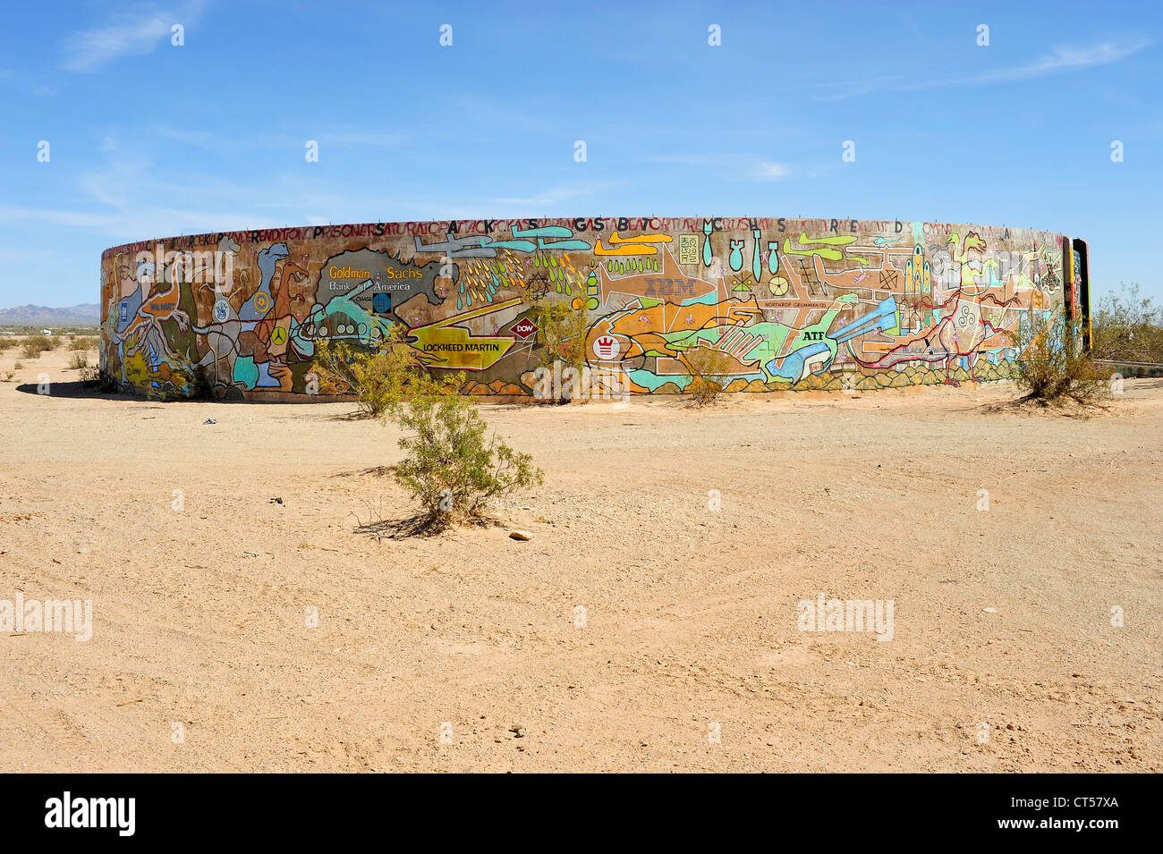 Ruote di kama e di guerra, concreto acqua serbatoi verniciati con opere d'arte, situato nella città di Soletta, Niland, nel sud della California, Stati Uniti d'America. Foto Stock