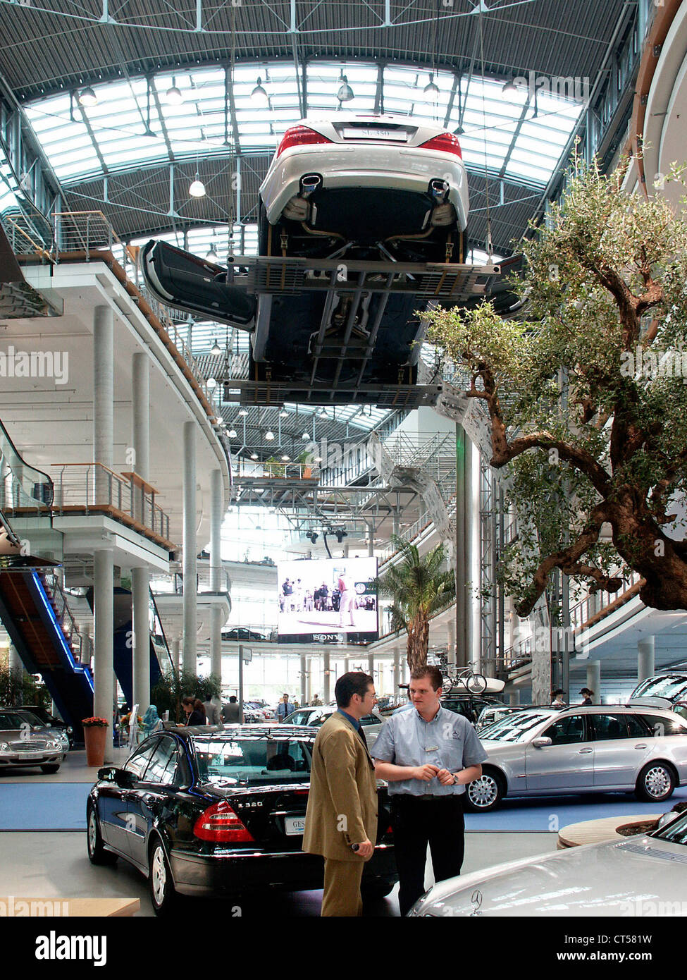 Berlino, Mercedes-mondo showroom Foto Stock