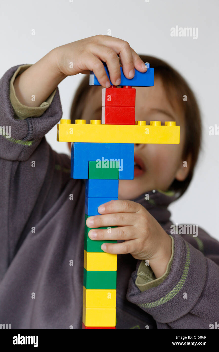 Bambini che giocano al chiuso Foto Stock