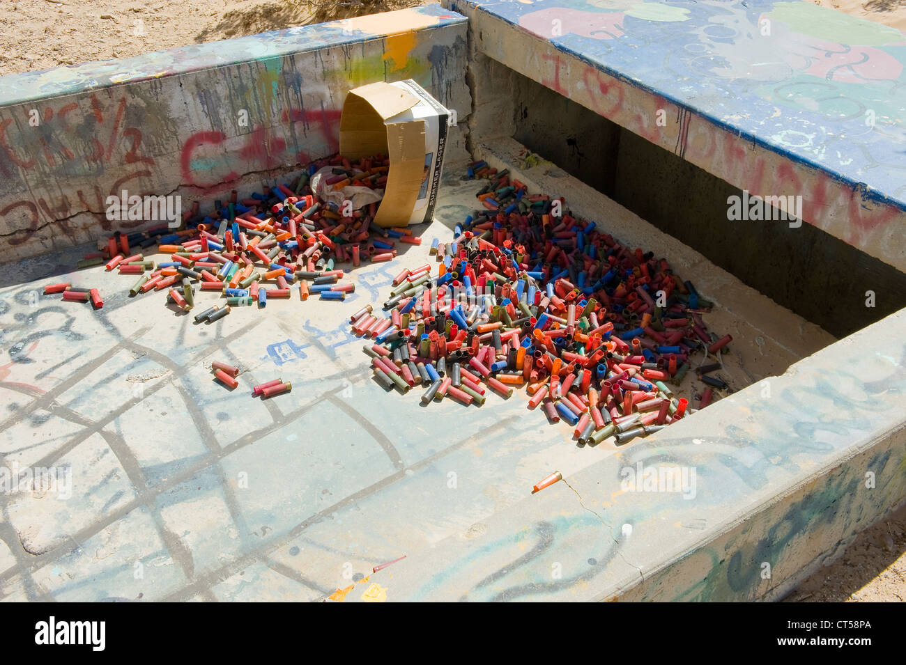 Ruote di kama e di guerra, concreto acqua serbatoi verniciati con opere d'arte, shot gun gusci sono incorporati anche in opere d'arte. Foto Stock