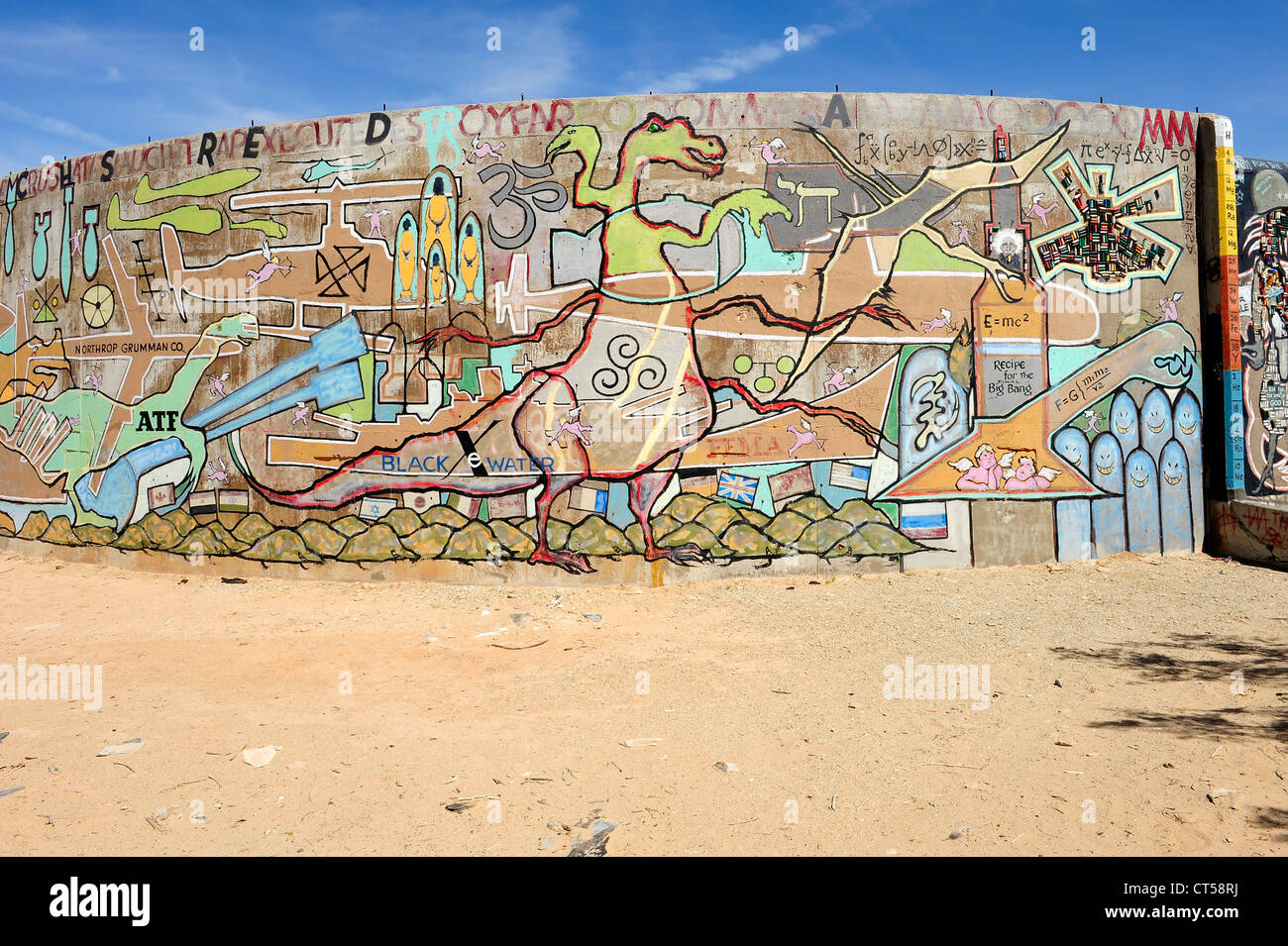 Ruote di kama e di guerra, concreto acqua serbatoi verniciati con opere d'arte, situato nella città di Soletta, Niland, nel sud della California, Stati Uniti d'America. Foto Stock